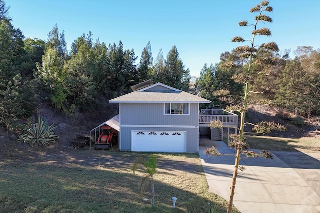 view of front of property featuring a front yard, a garage, and a carport