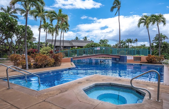811 S Kihei Rd Unit 2H, Kihei, HI 96753 - community pool with a hot tub and a sink