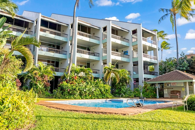 view of swimming pool