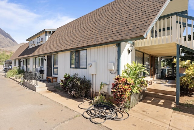 view of front of house featuring a mountain view