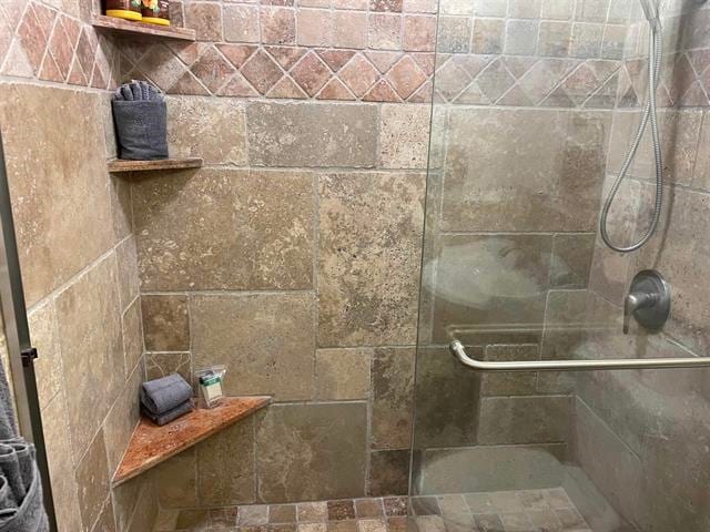 bathroom featuring tiled shower