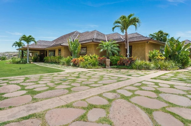 view of front of house featuring a front yard