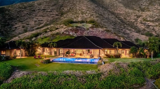 view of swimming pool with a lawn