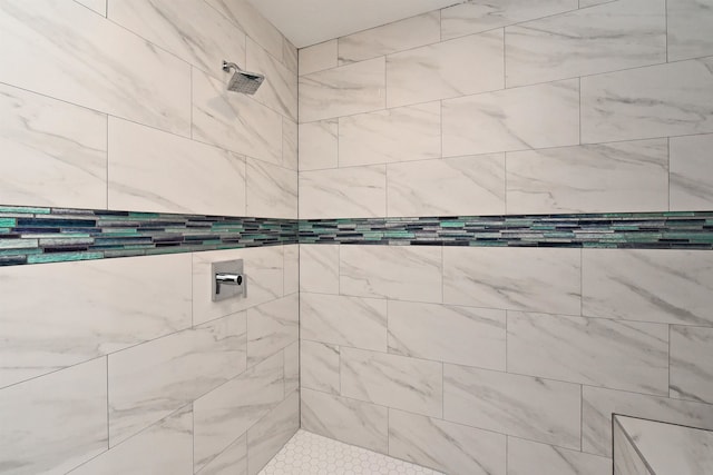 bathroom featuring tiled shower