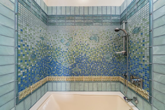 bathroom with tiled shower / bath combo