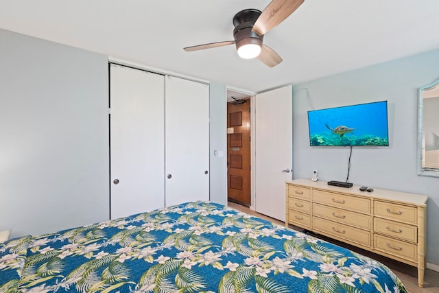 unfurnished bedroom featuring ceiling fan and a closet