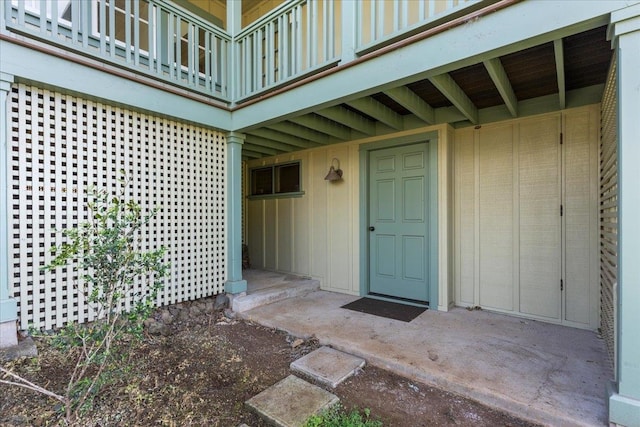 property entrance featuring a balcony