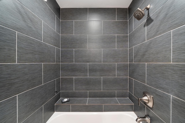 bathroom featuring tiled shower / bath