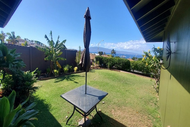 view of yard featuring a mountain view