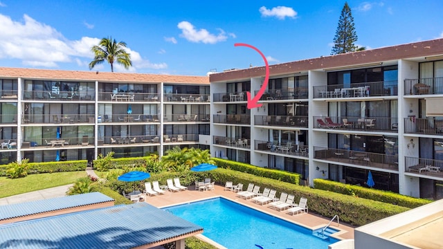 view of swimming pool featuring a patio