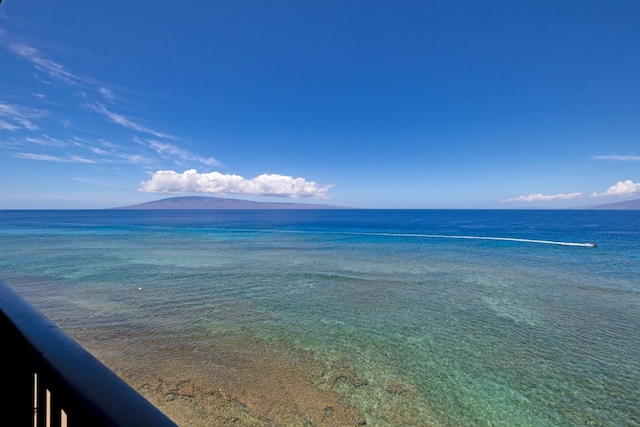 water view with a mountain view