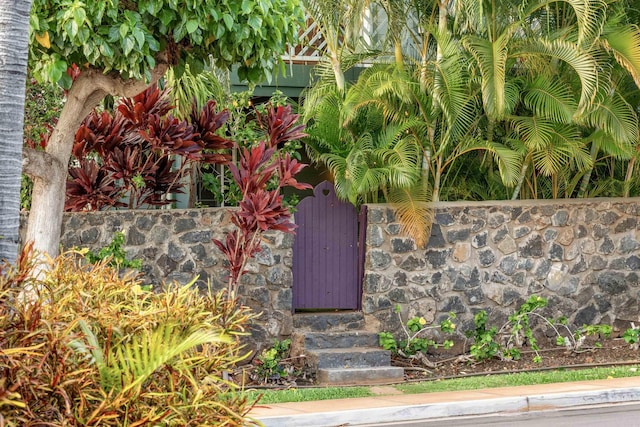 206 Kuli Puu St, Kihei, HI 96753 - entrance to property with stone siding and a gate