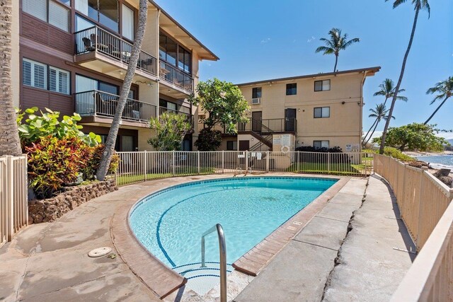 view of swimming pool