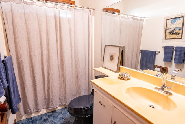 bathroom with vanity, curtained shower, and toilet