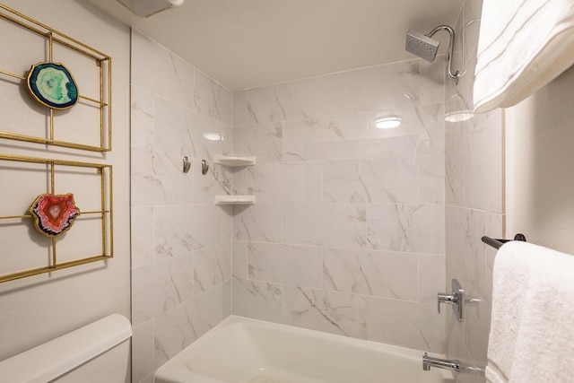 bathroom with toilet and tiled shower / bath