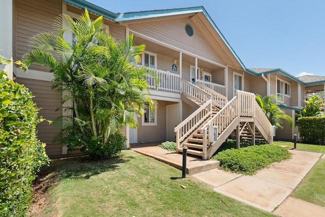 view of front of property featuring a front yard