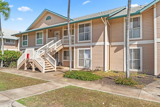 view of front of home featuring covered porch and a front lawn