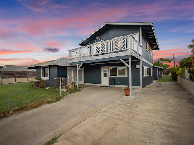 view of front property featuring a lawn