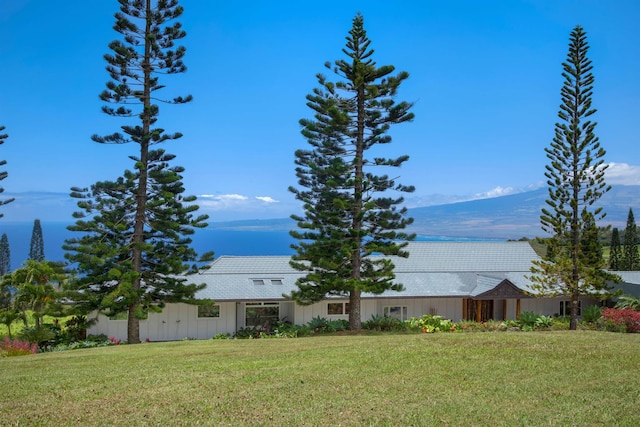 view of yard featuring a mountain view