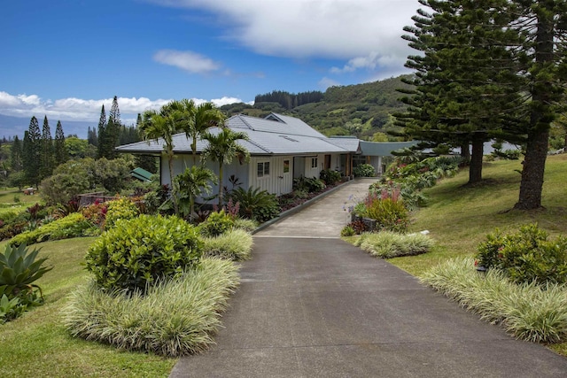 view of front of property featuring a front lawn