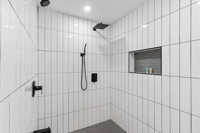 bathroom featuring tiled shower