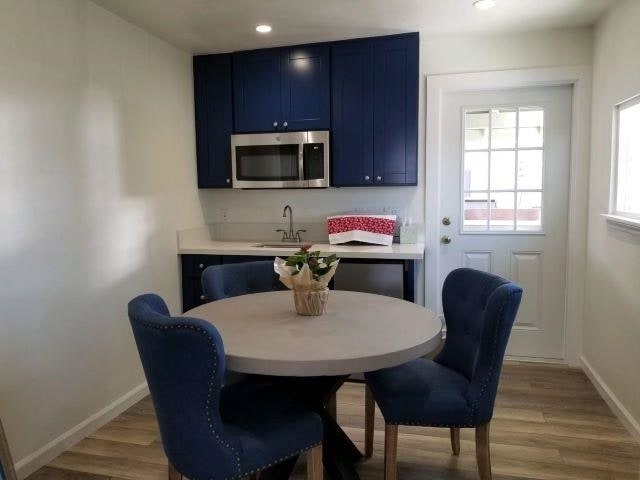 dining space featuring light wood-style floors, baseboards, and recessed lighting