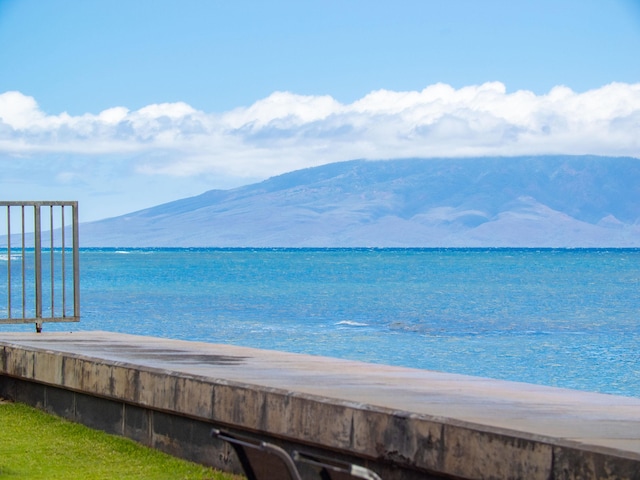 water view featuring a mountain view