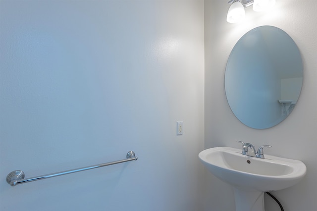 bathroom featuring sink