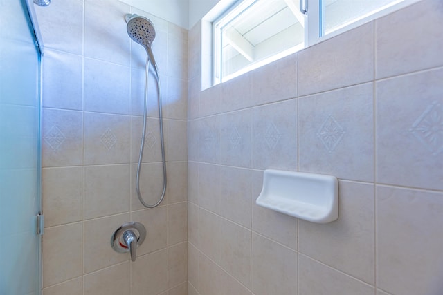 bathroom featuring tiled shower