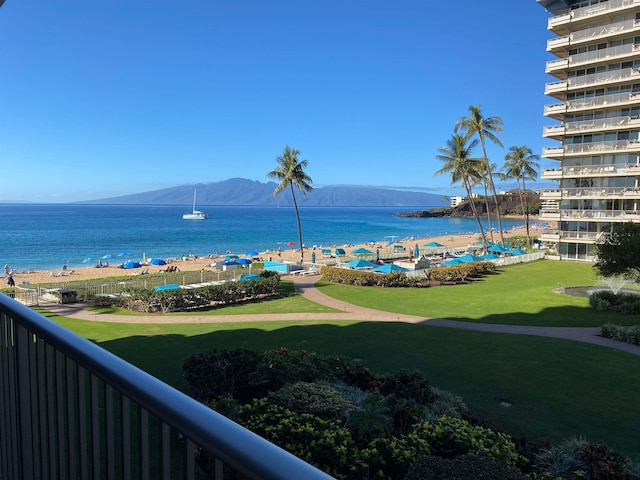 water view with a mountain view