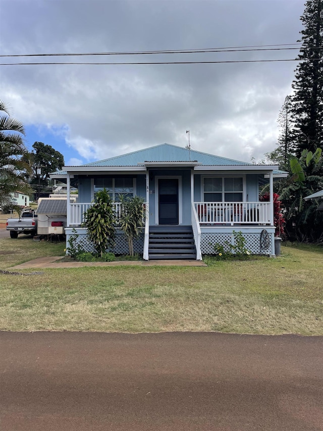 view of front facade with a front yard and covered porch