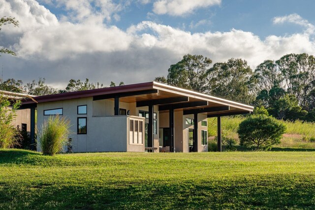exterior space featuring a lawn