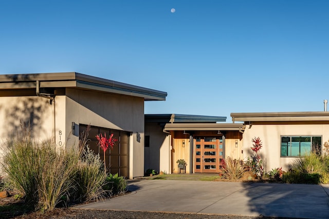 view of front of property featuring a garage