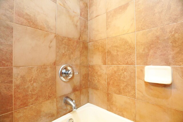 details featuring tiled shower / bath