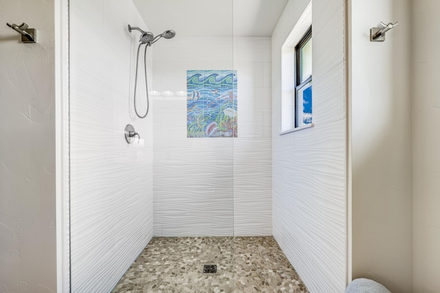 bathroom featuring tiled shower