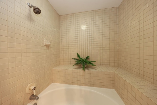 bathroom featuring tiled shower / bath