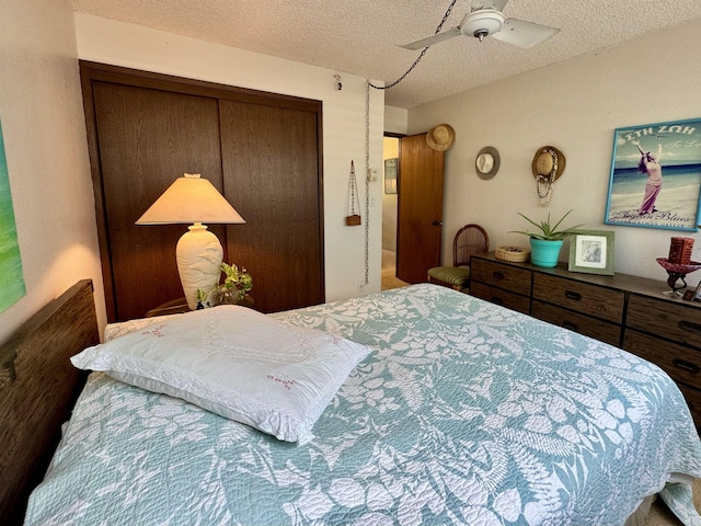 bedroom featuring ceiling fan, a textured ceiling, and a closet