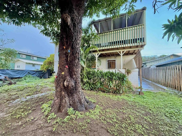 view of yard with a balcony