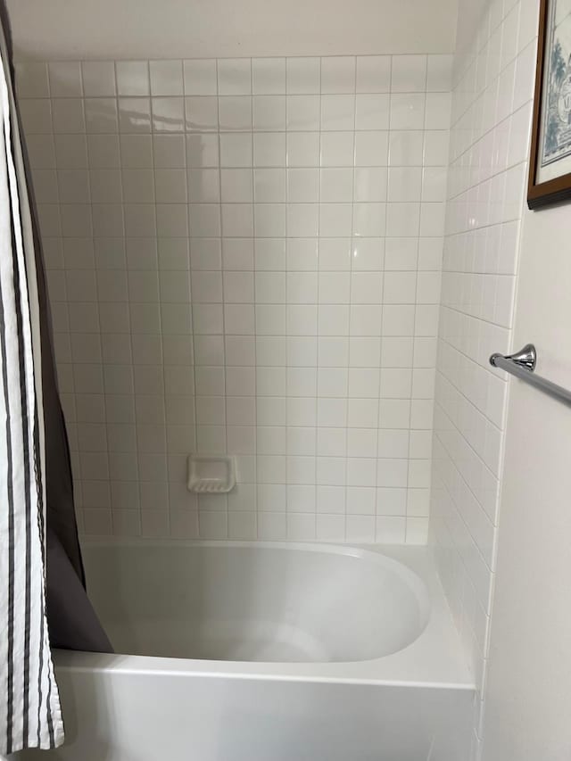 bathroom with shower / tub combo