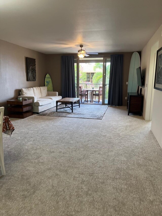 carpeted living room featuring ceiling fan