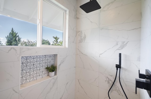 full bathroom featuring tiled shower