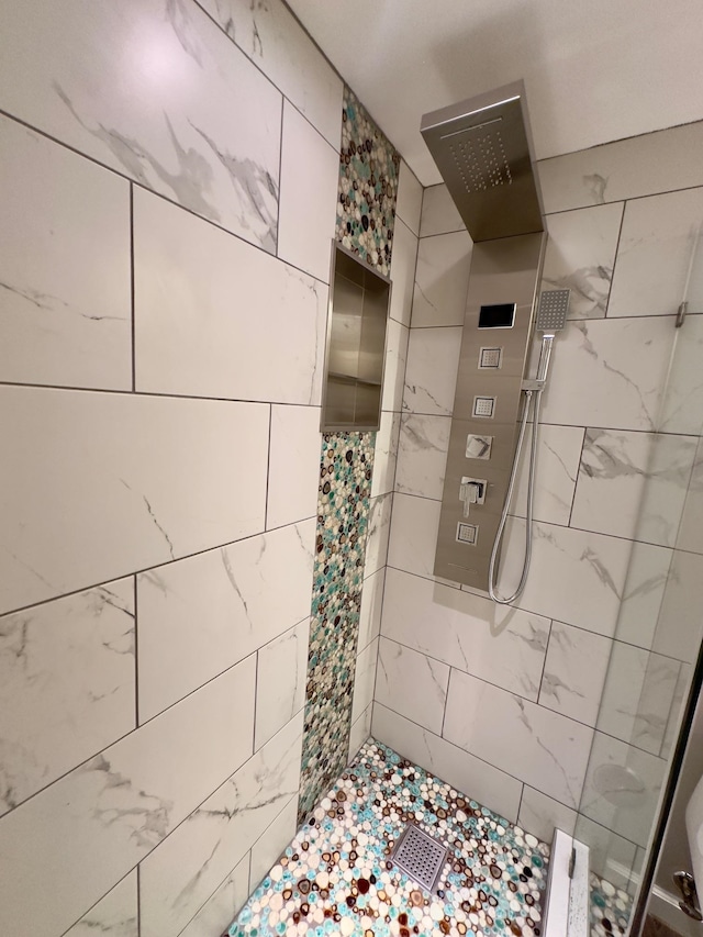 bathroom featuring a tile shower