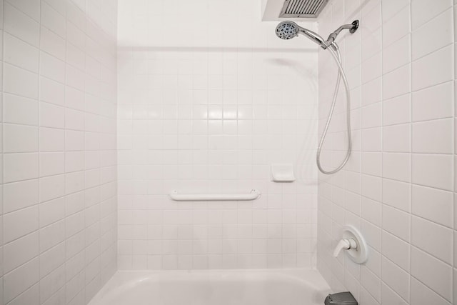 bathroom featuring tiled shower / bath