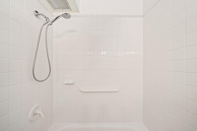 bathroom featuring tiled shower / bath