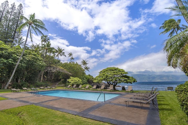 20 Hui Rd I 41, Lahaina, HI 96761 - community pool with a water view, a yard, and a patio area