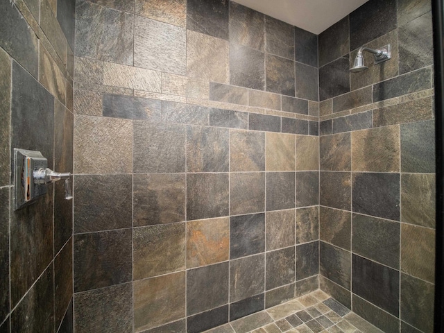 bathroom featuring tiled shower