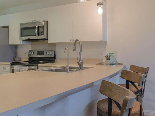 43 Polohina Ln Unit 13-8, Lahaina, HI 96761 - kitchen featuring appliances with stainless steel finishes, a breakfast bar area, white cabinetry, and light countertops