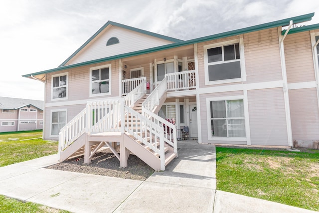 view of front facade with a front yard and a porch