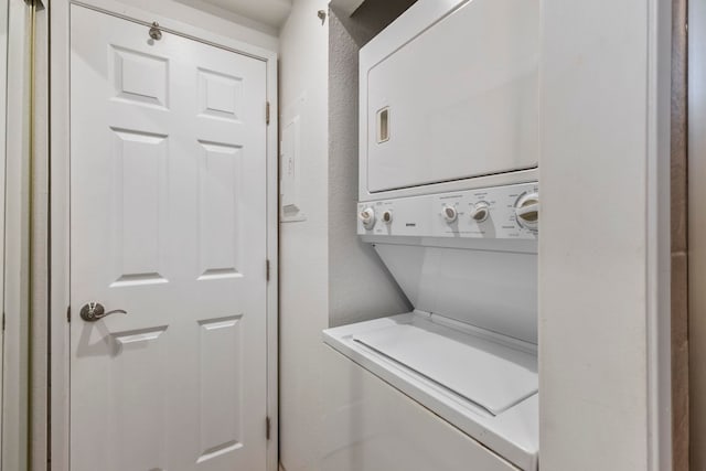 4365 Lower Honoapiilani Rd Unit 603, Lahaina, HI 96761 - laundry room featuring stacked washer / dryer and a textured wall