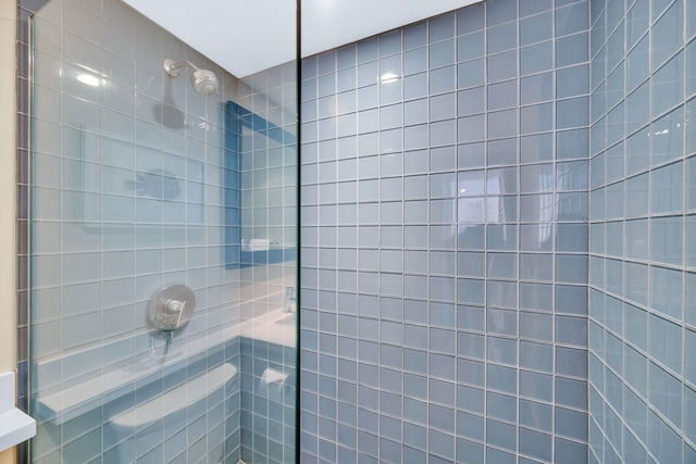 full bathroom featuring a tile shower